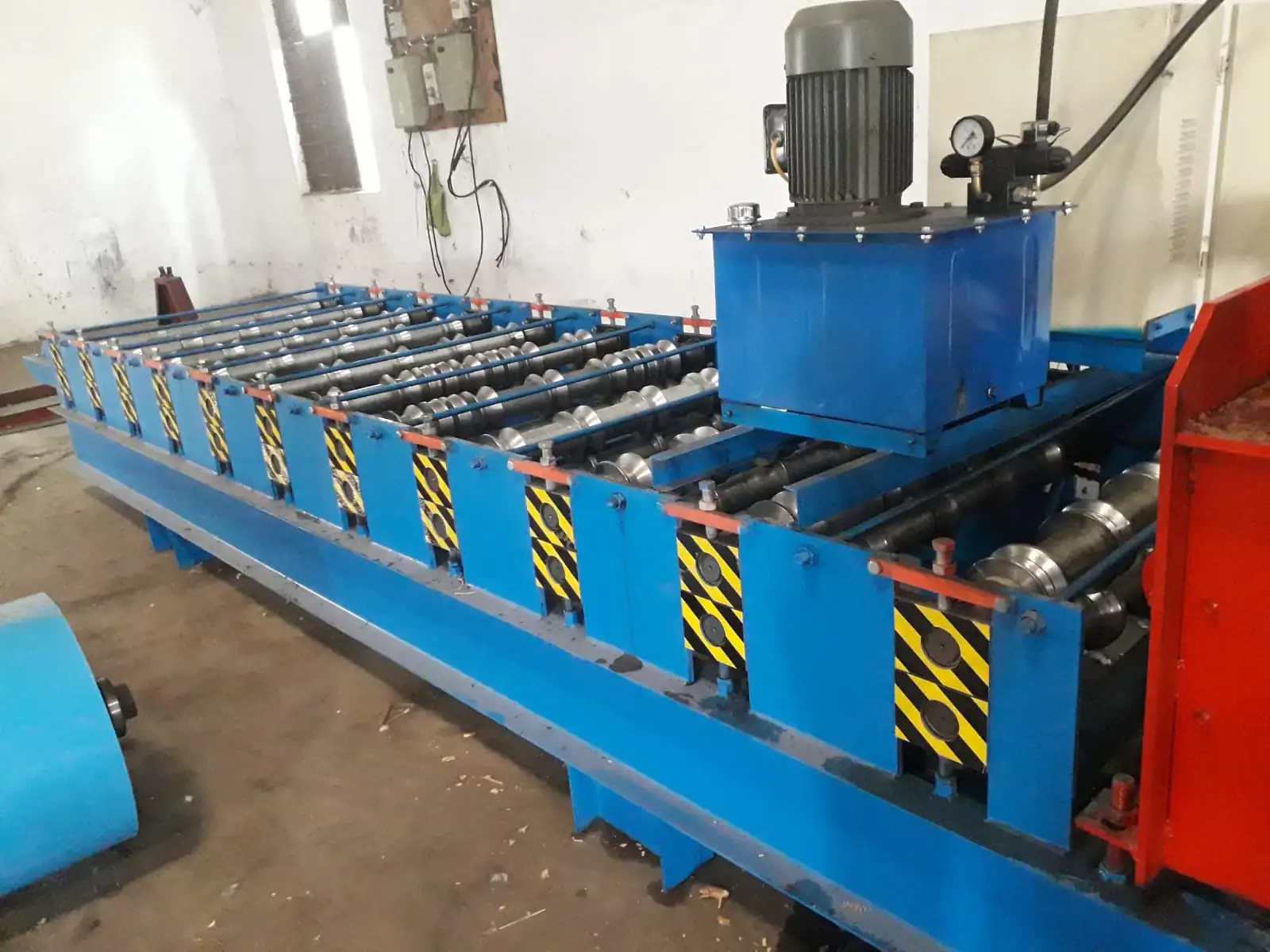 Roll forming machine for roofing sheet manufacturing