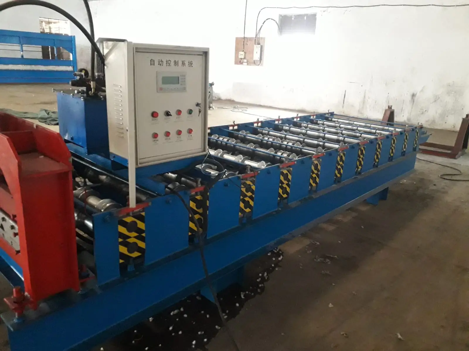 Roll forming machine for roofing sheet manufacturing