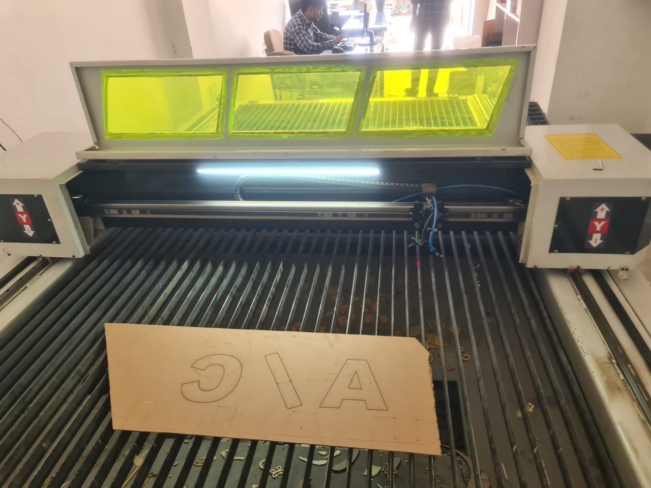 CO2 LASER CUTTING MACHINE