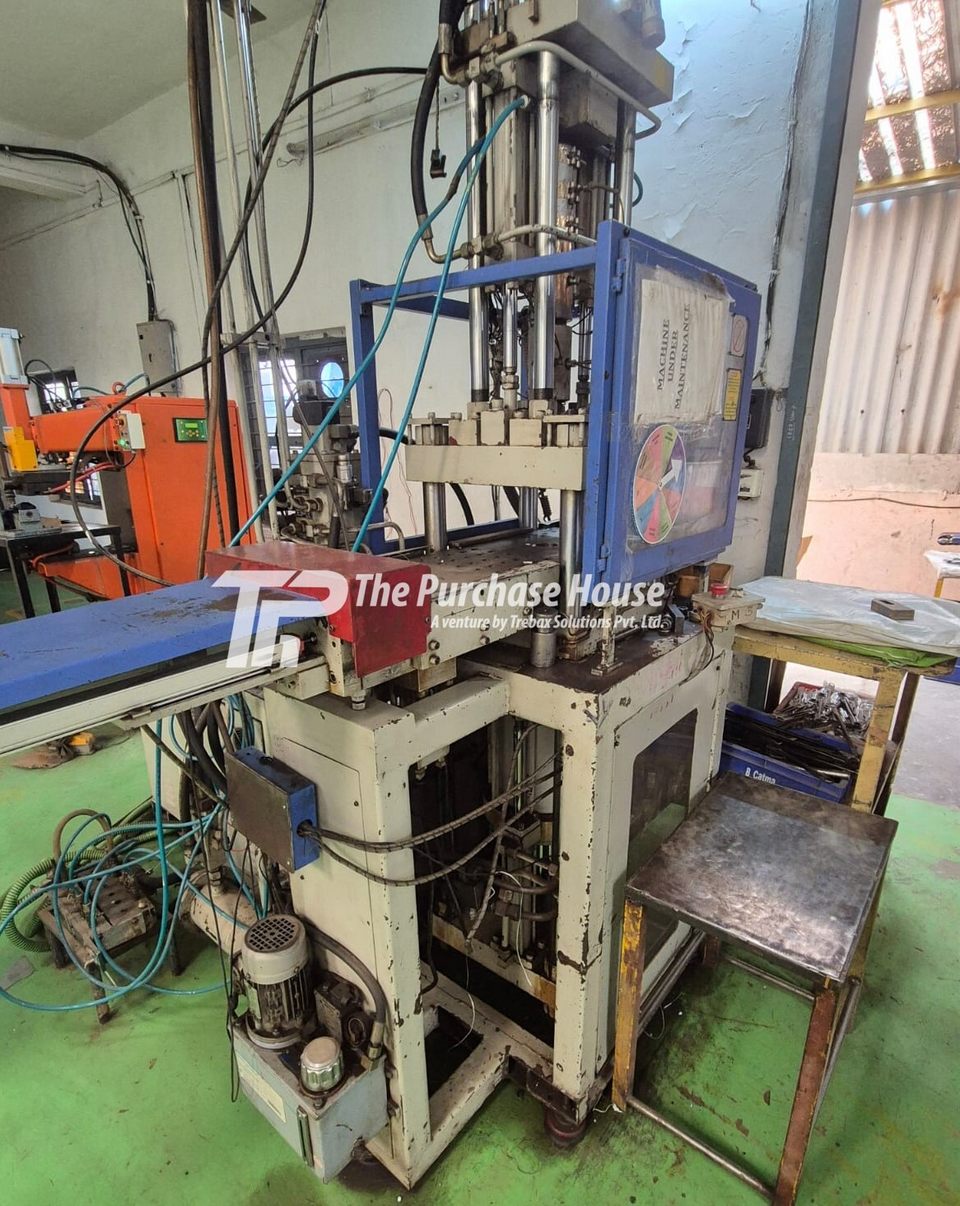 VERTICAL INJECTION MOULDING MACHINE