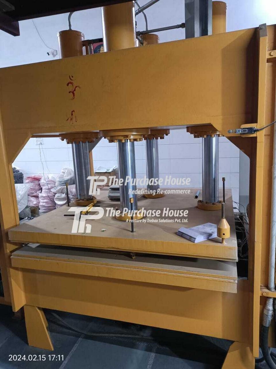 HYDRAULIC RUBBER MOULDING MACHINE