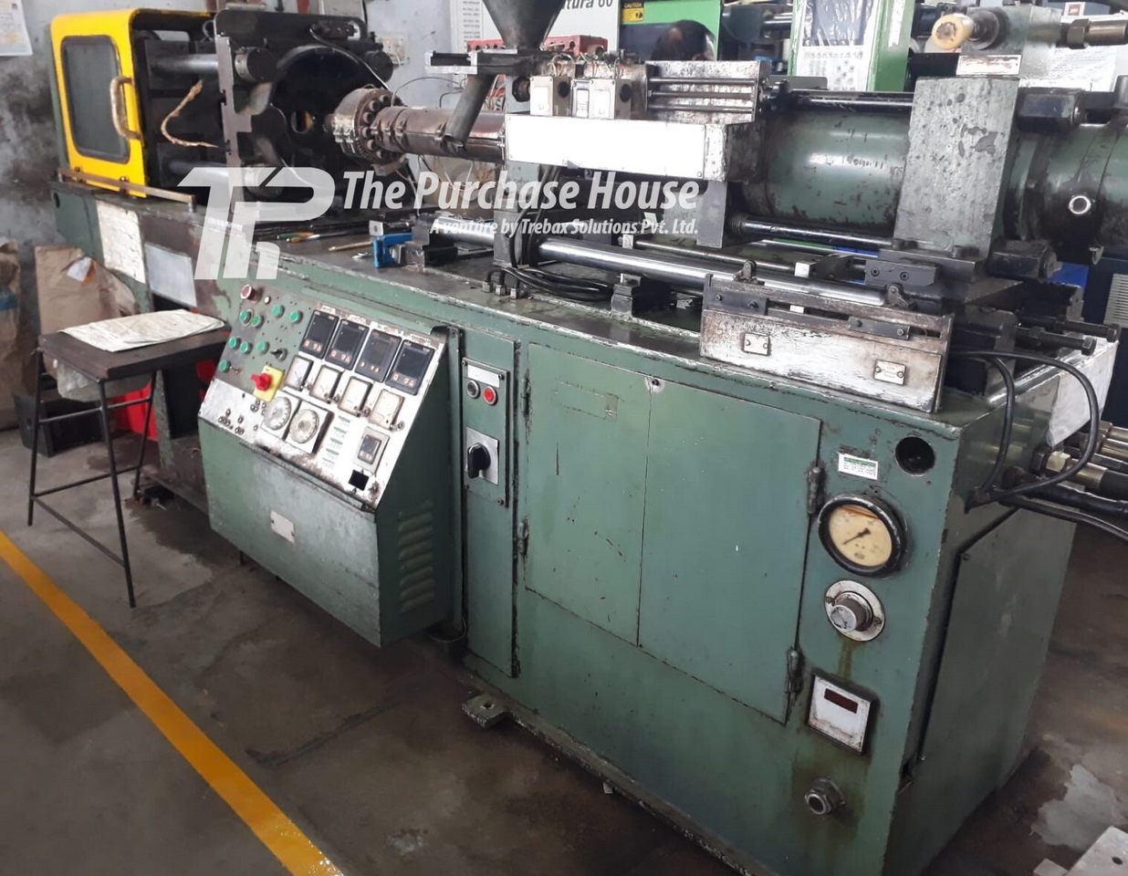 PLASTIC INJECTION MOULDING MACHINE