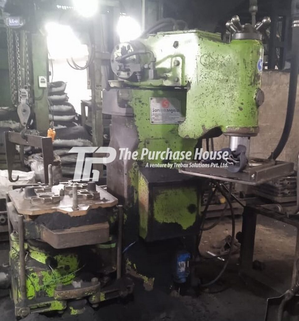 SIMULTANEOUS JOLT SQUEEZE MOLDING MACHINE