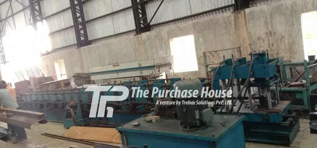 Roll forming machine for continuous metal sheet forming