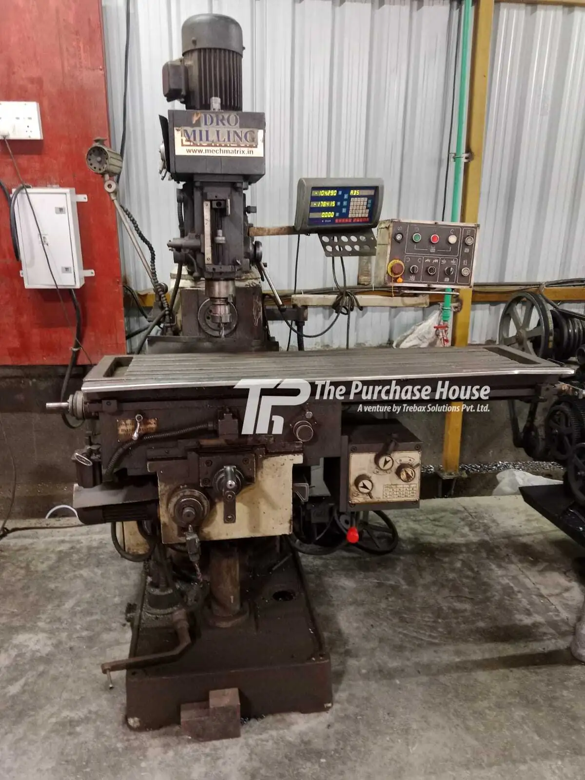 UNIVERSAL MILLING MACHINE