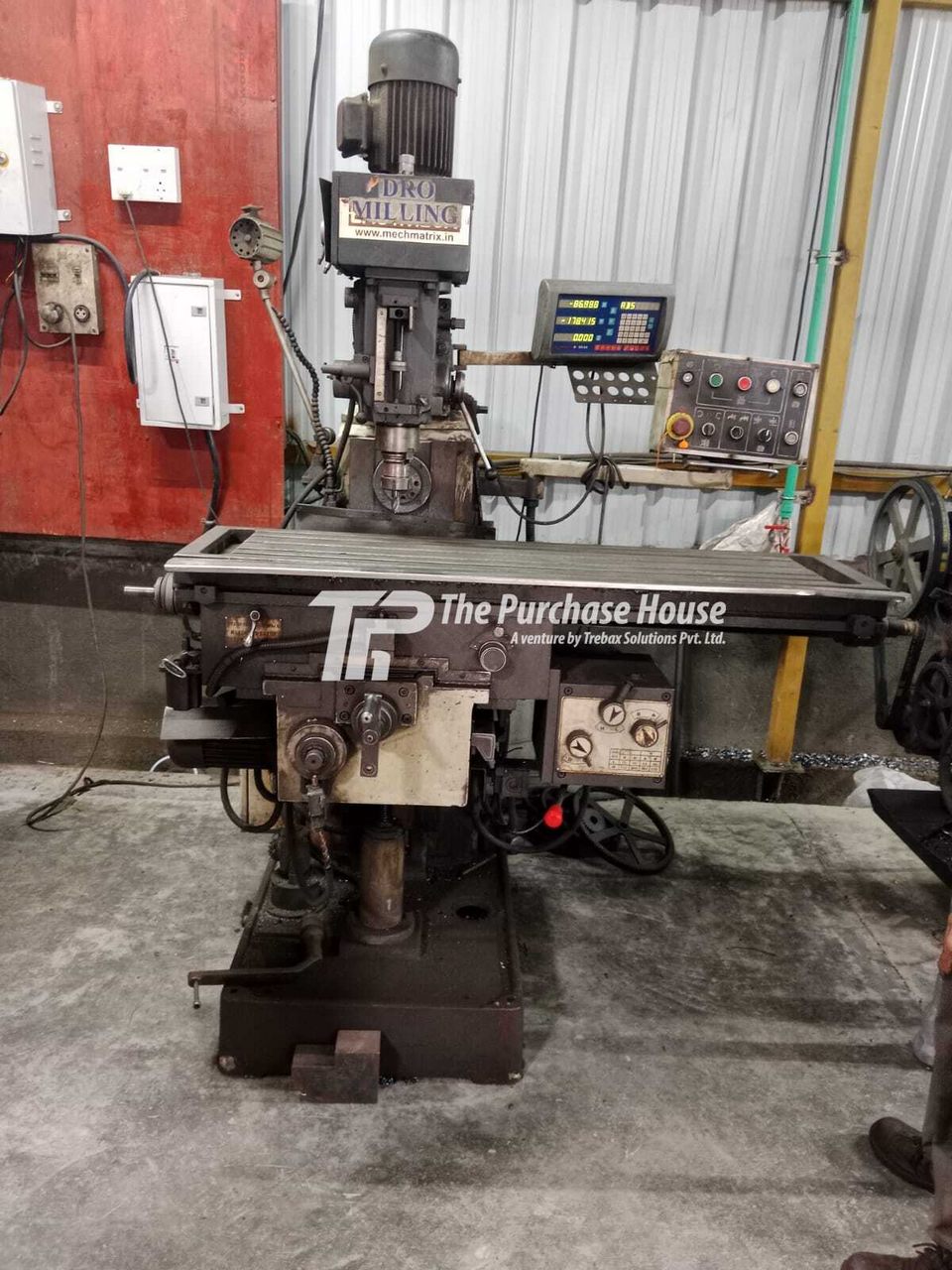 UNIVERSAL MILLING MACHINE