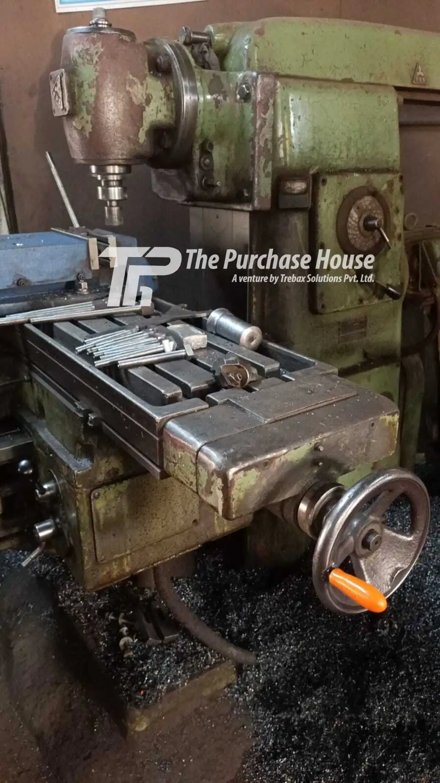 UNIVERSAL MILLING MACHINE