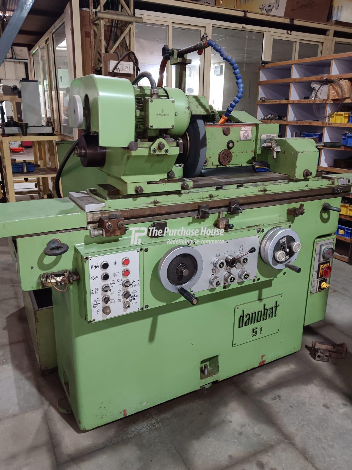 UNIVERSAL CYLINDRICAL GRINDER MACHINE
