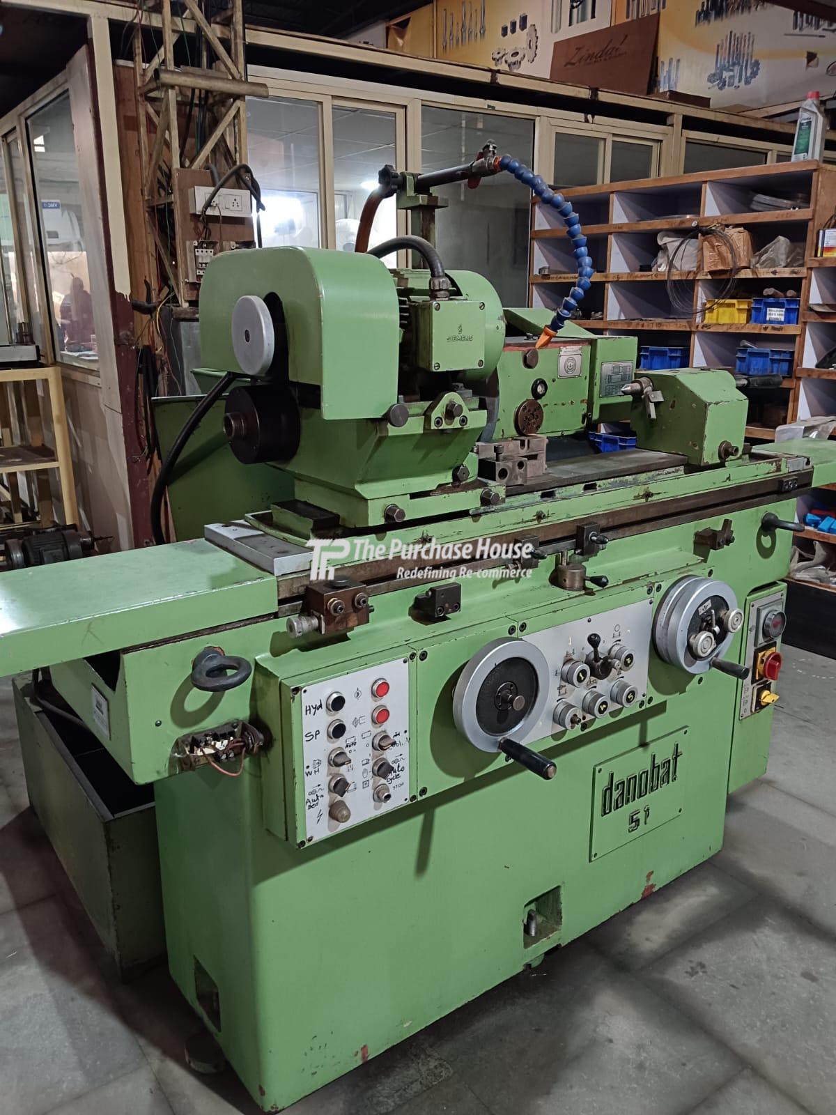 UNIVERSAL CYLINDRICAL GRINDER MACHINE
