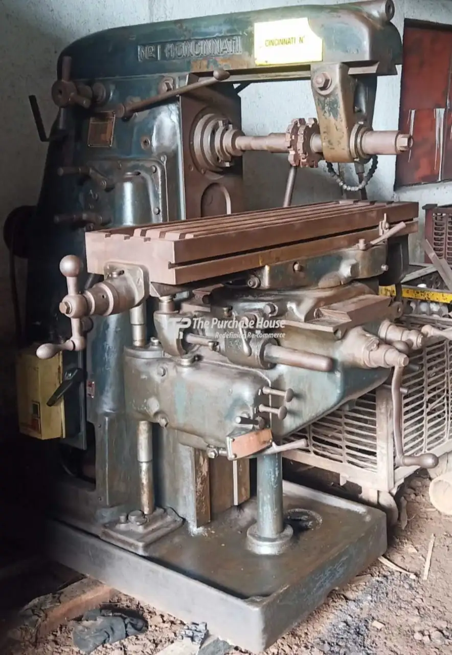 UNIVERSAL MILLING MACHINE