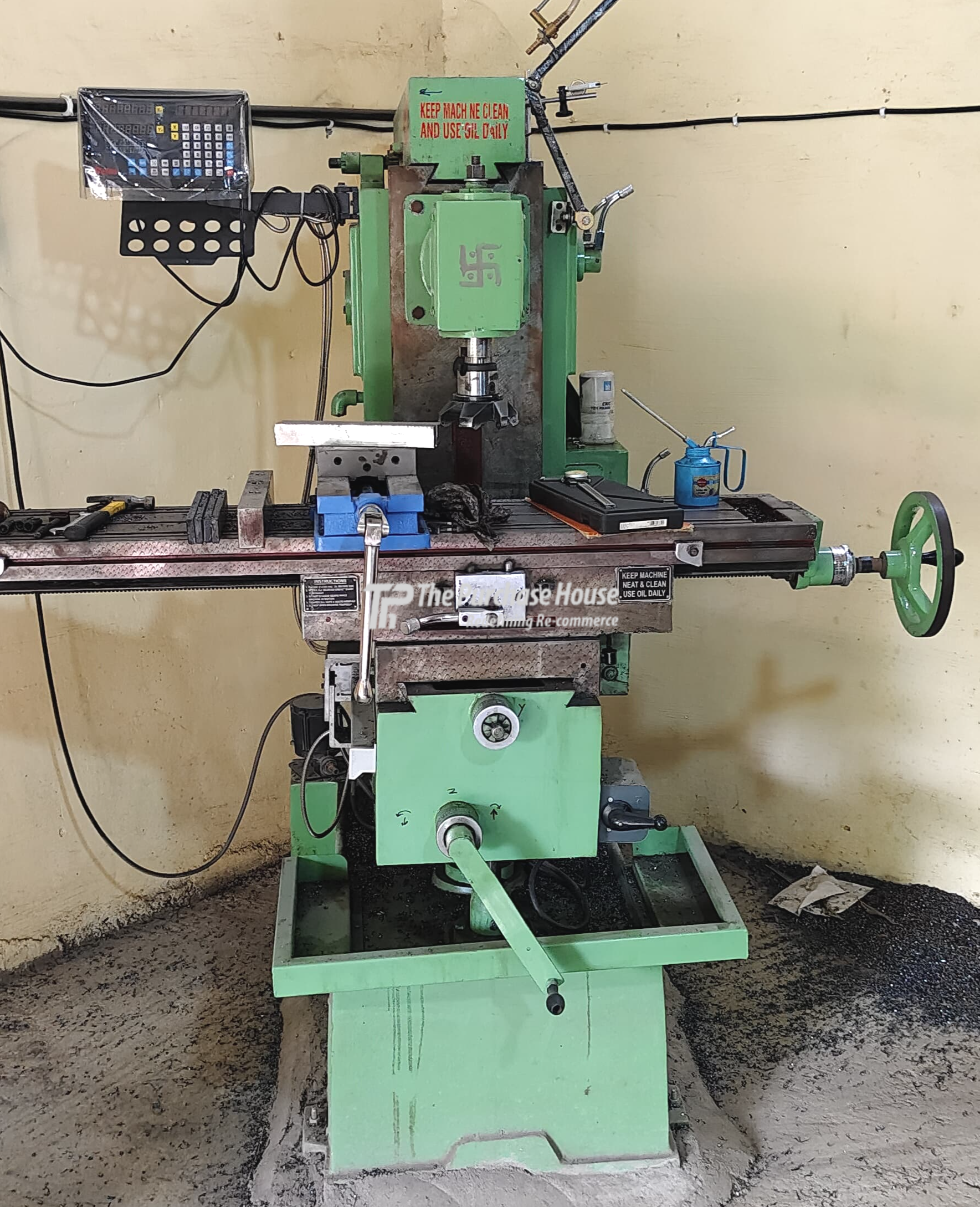 UNIVERSAL MILLING MACHINE