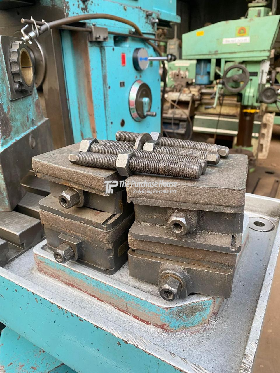 UNIVERSAL MILLING MACHINE