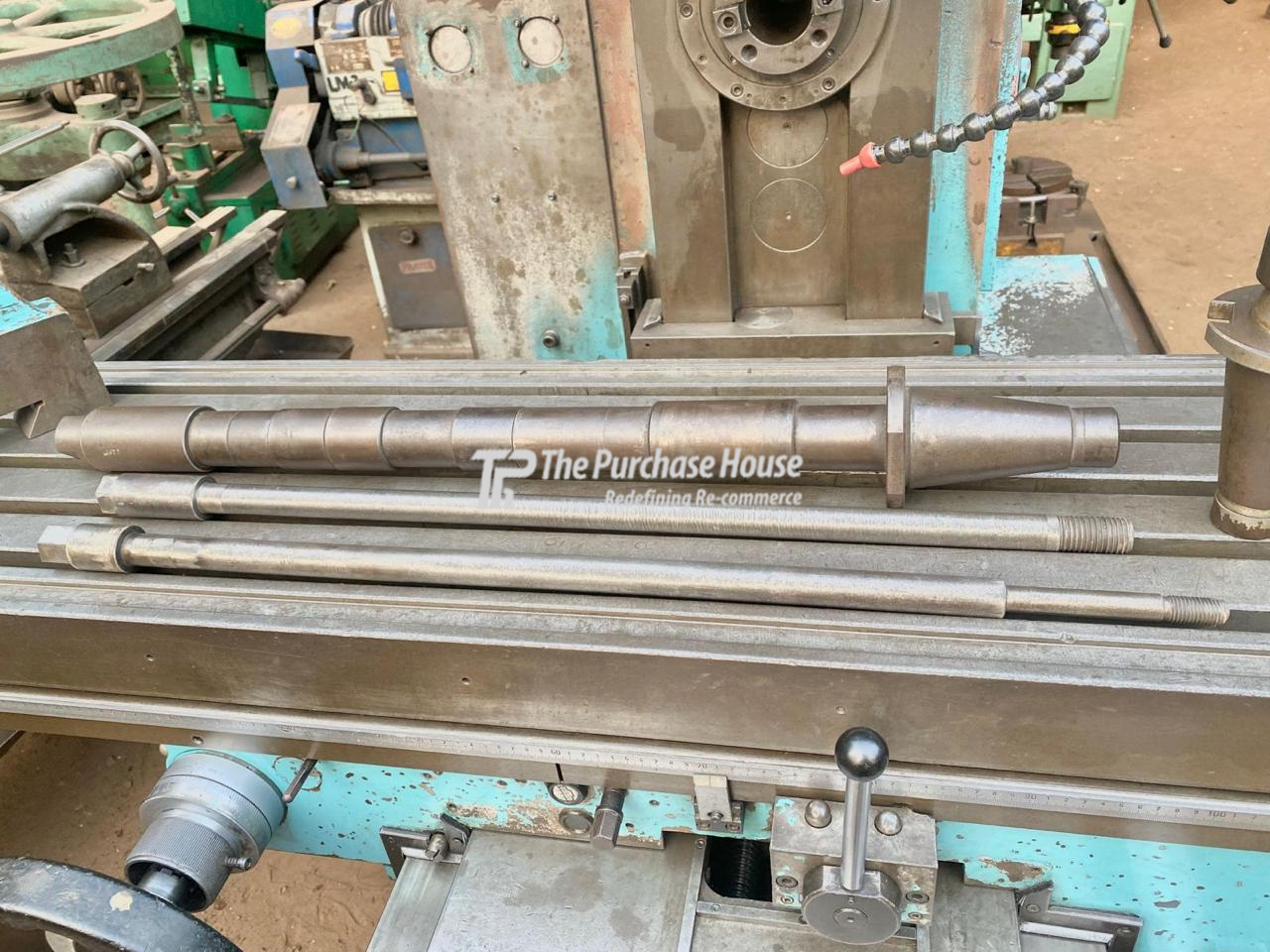 UNIVERSAL MILLING MACHINE