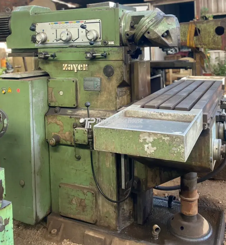 UNIVERSAL MILLING MACHINE