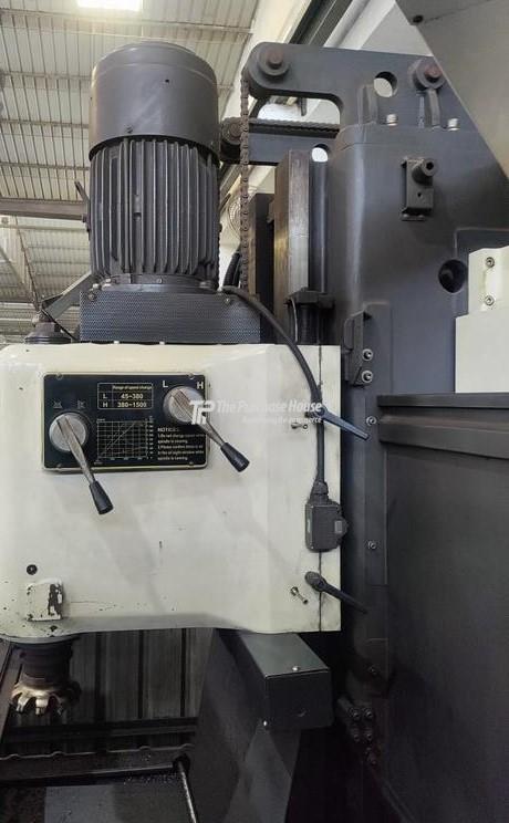 UNIVERSAL MILLING MACHINE
