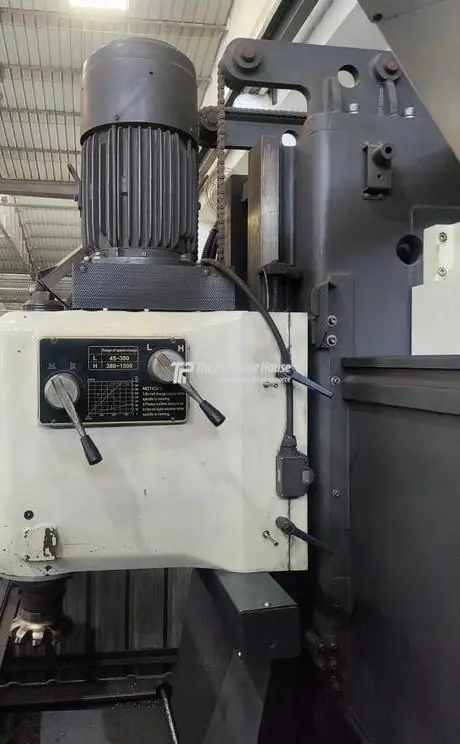 UNIVERSAL MILLING MACHINE
