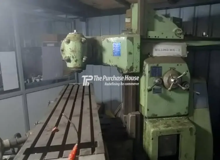 UNIVERSAL MILLING MACHINE
