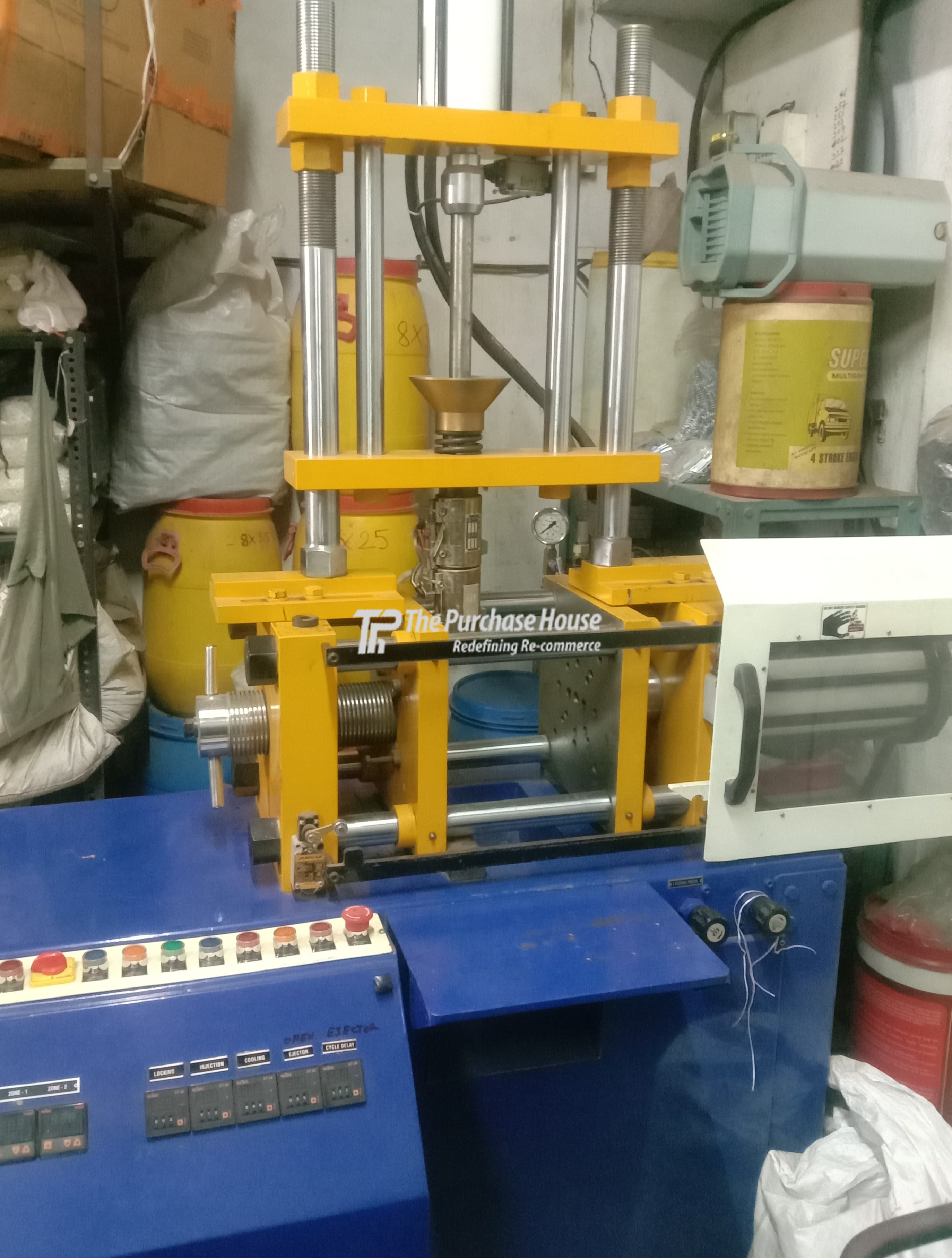 VERTICAL INJECTION MOULDING MACHINE