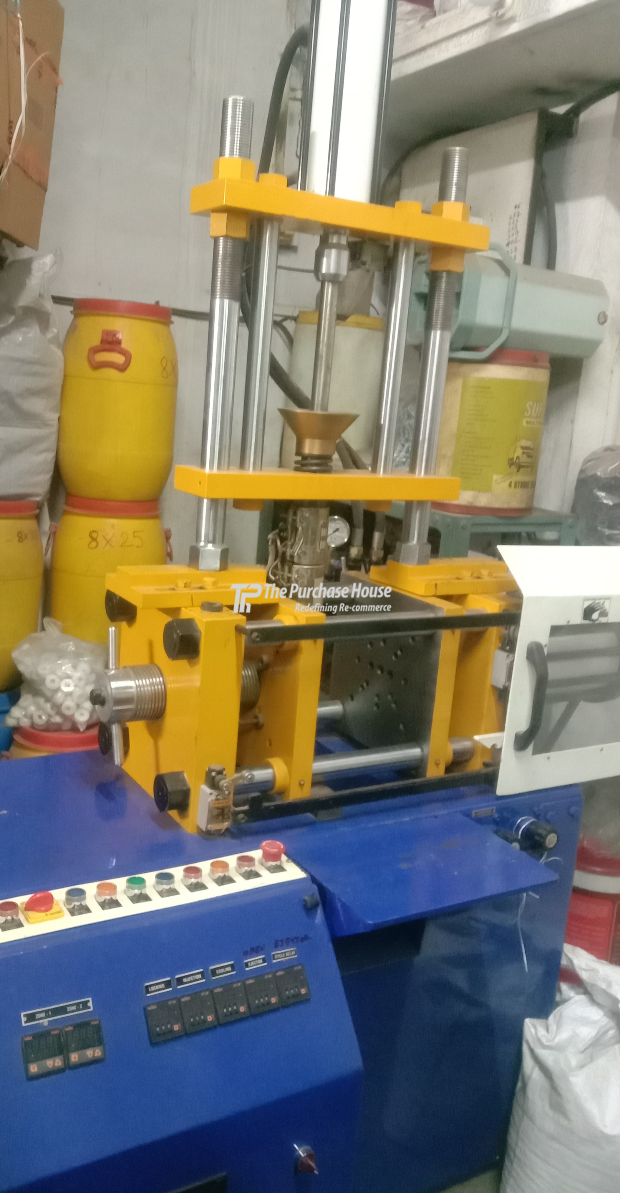 VERTICAL INJECTION MOULDING MACHINE
