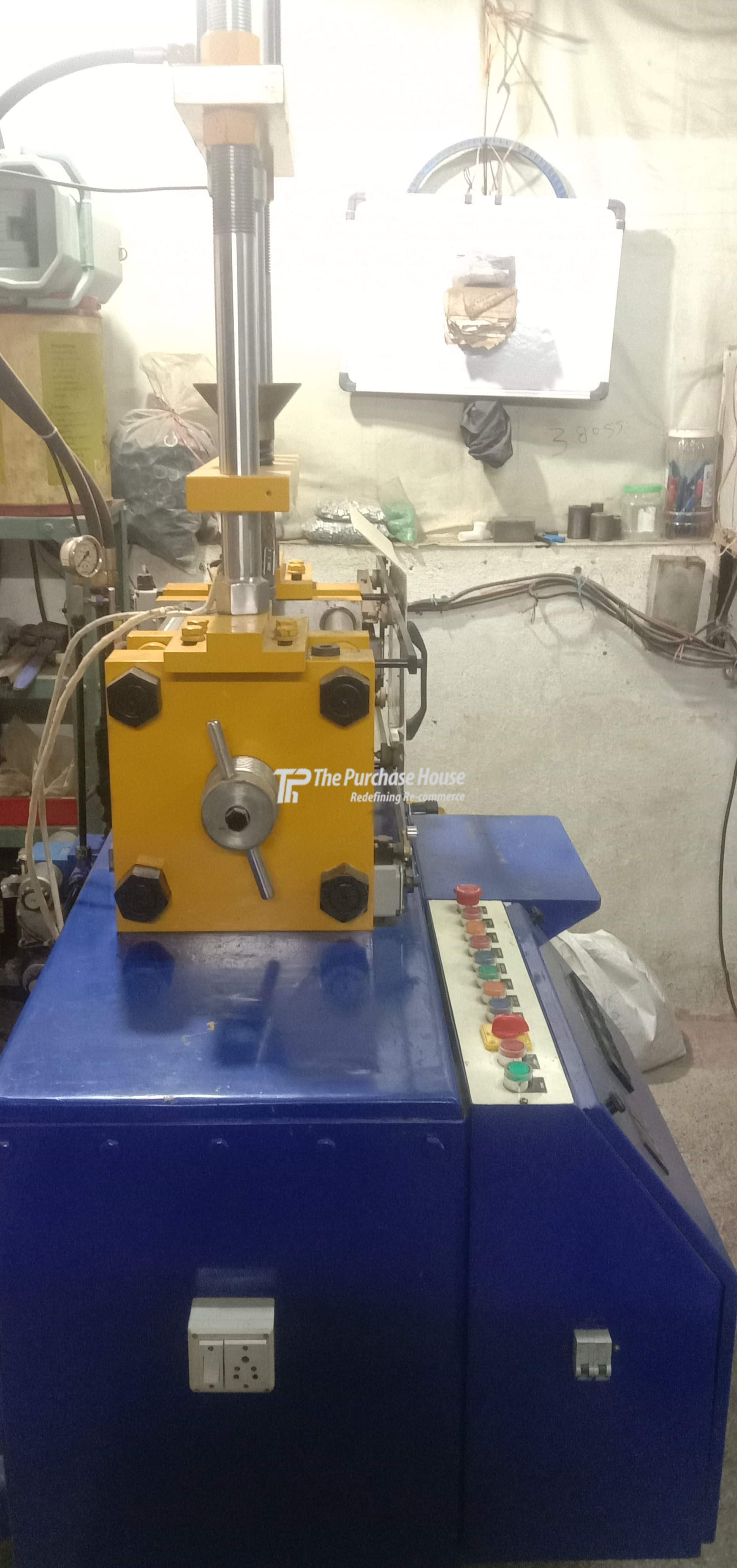 VERTICAL INJECTION MOULDING MACHINE