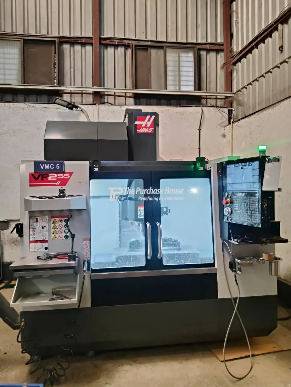 Precision vertical machining center for metal component machining