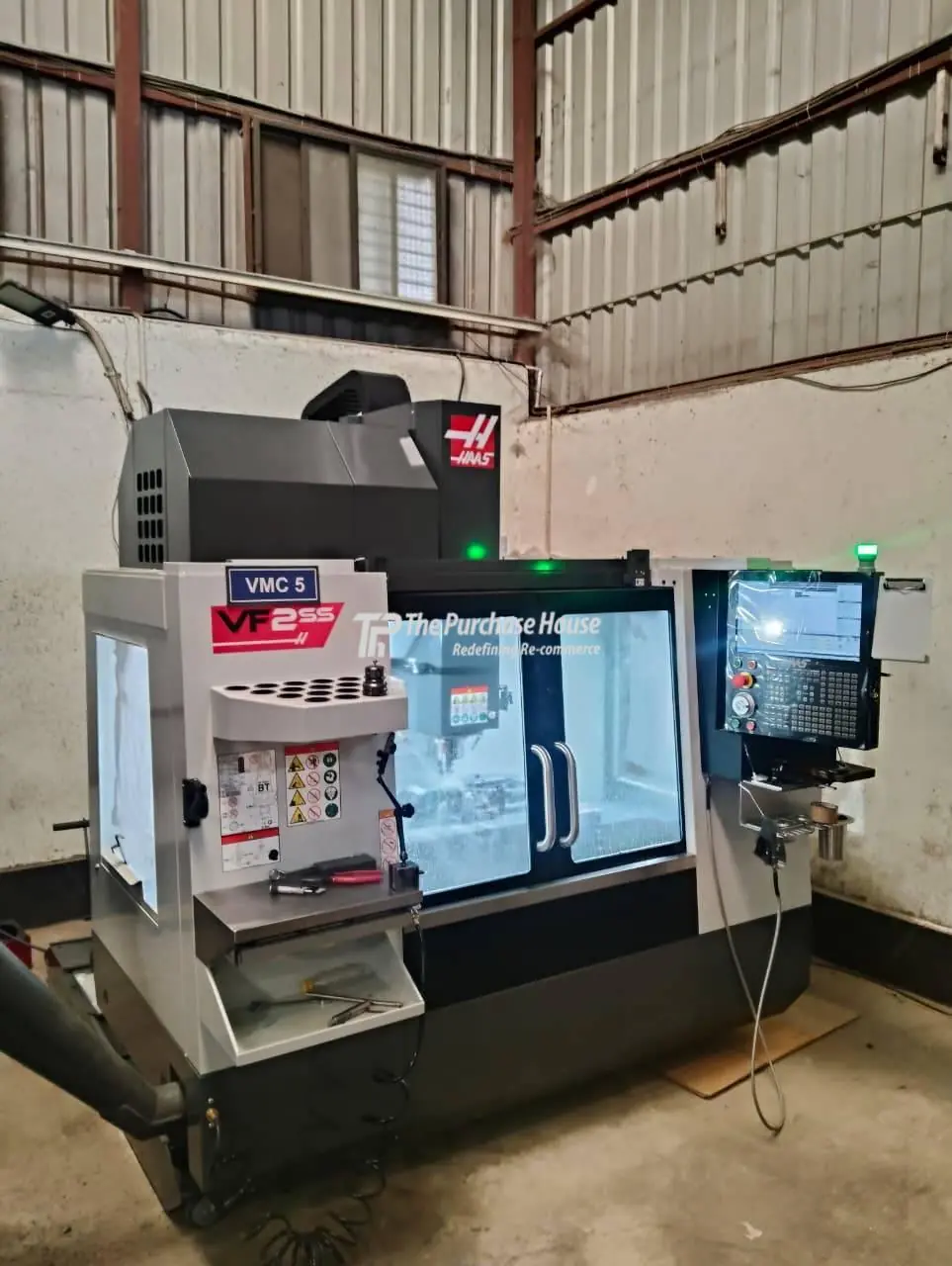 Precision vertical machining center for metal component machining