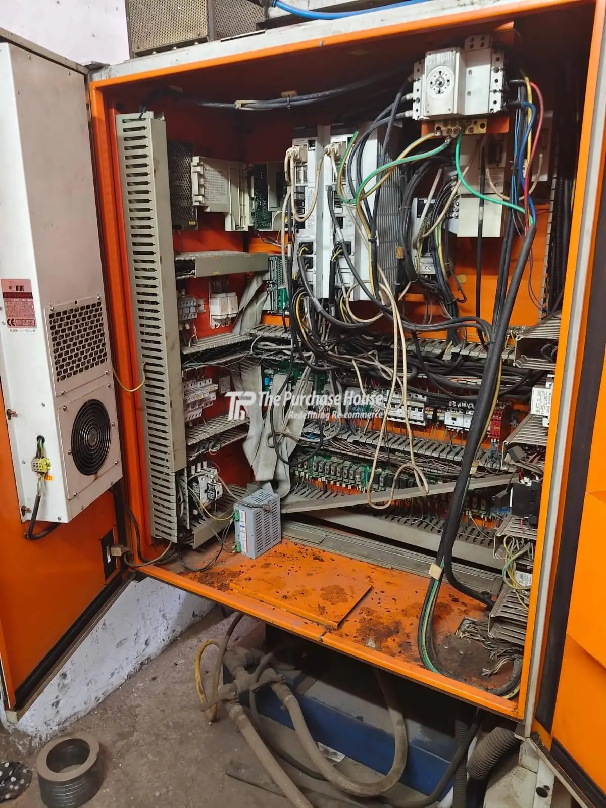 VERTICAL MACHINING CENTER (VMC)