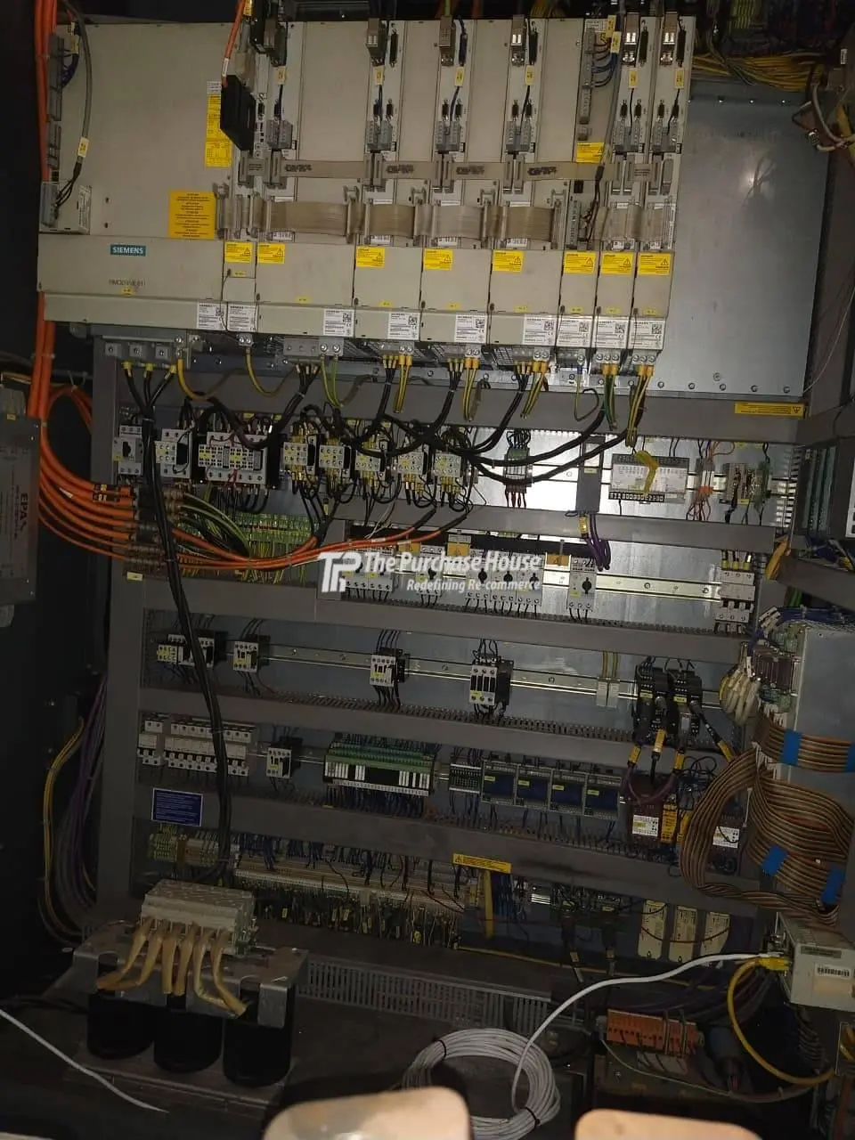 VERTICAL MACHINING CENTER WITH AUTOMATIC PALLET CHANGER (VMC)